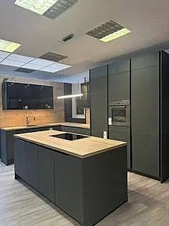moderne L-Küche mit Insel in Mineralgrün