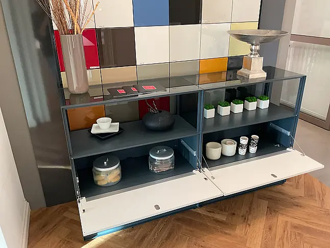 Sideboard im stylischen schwarz/weiss-Look mit ansprechenden Dekorationsmöglichkeiten