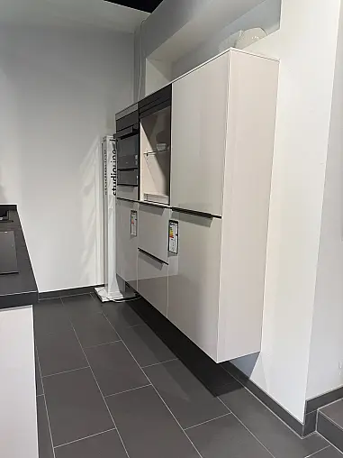 Moderne Küche mit Grifleisten