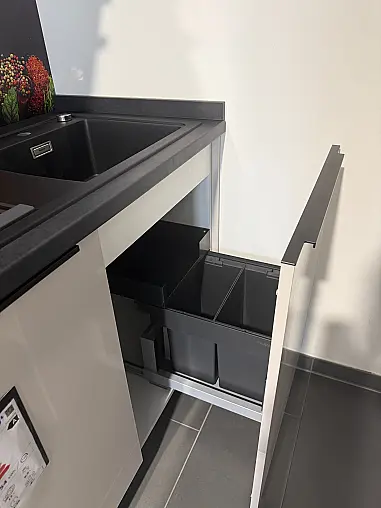 Moderne Küche mit Grifleisten