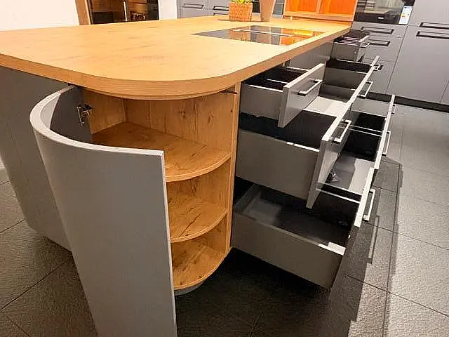 Skulpturales Küchendesign - markante Formen, edler Grauton und warme Holzdetails