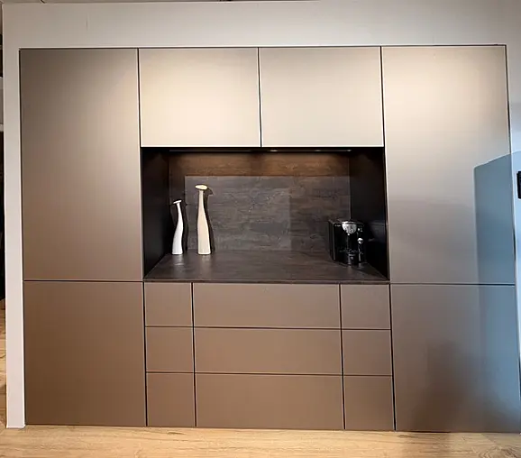 Puristische Eleganz in Platinum - modernes Möbeldesign mit Akzentnische