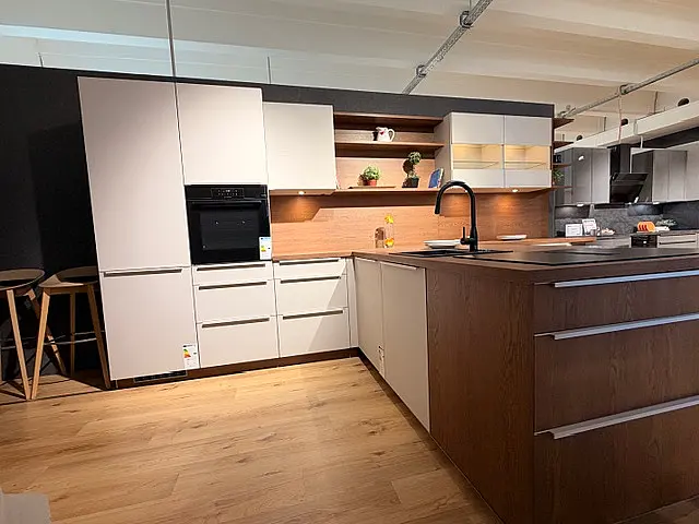 Eiche trifft Eleganz - moderne Wohnküche mit Charakter