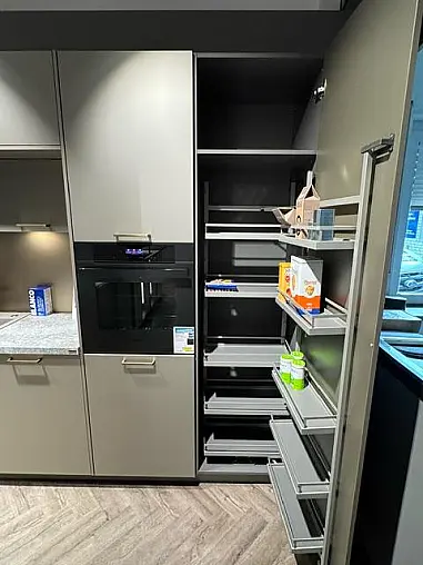 Häcker Concept 130 – edle Ausstellungsküche in Smartglas Sandgrau Metallic