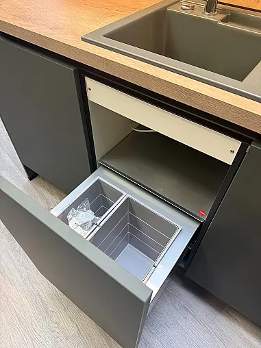 moderne L-Küche mit Insel in Mineralgrün