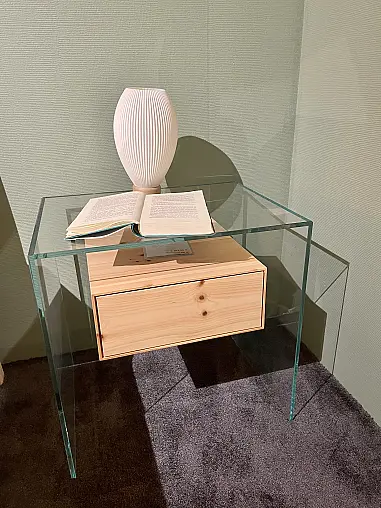 Nachttisch von Dreiecks-Design