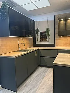 moderne L-Küche mit Insel in Mineralgrün