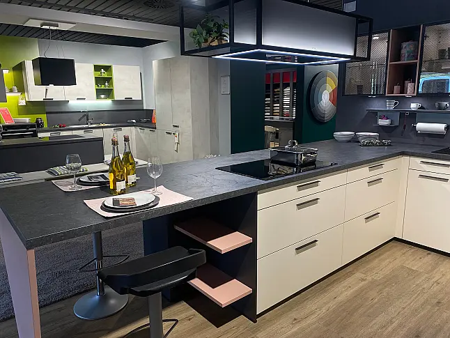 Designküche Magnolia Matt weiße Küche mit Insel, Theke inkl. 2x Barhocker, Top Ausstattung
