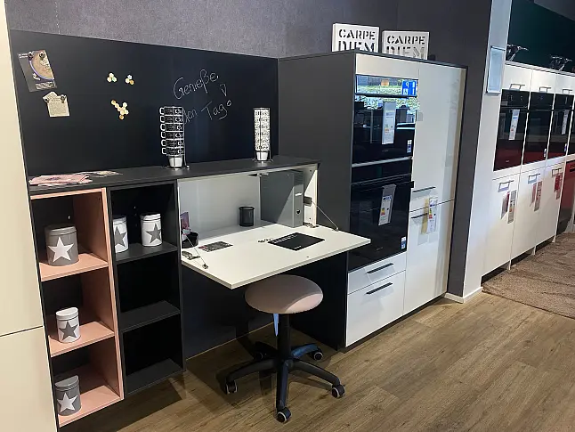 Designküche Magnolia Matt weiße Küche mit Insel, Theke inkl. 2x Barhocker, Top Ausstattung
