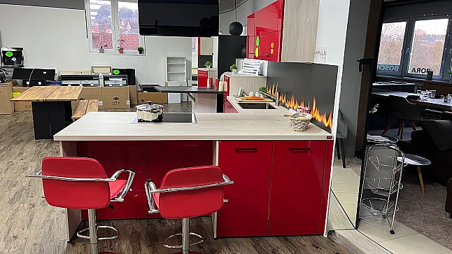 Impuls-Musterküche Sehr schöne moderne rote hochglänzende Küche:  Ausstellungsküche in Pforzheim von Merk Küchen