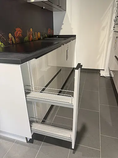 Moderne Küche mit Grifleisten