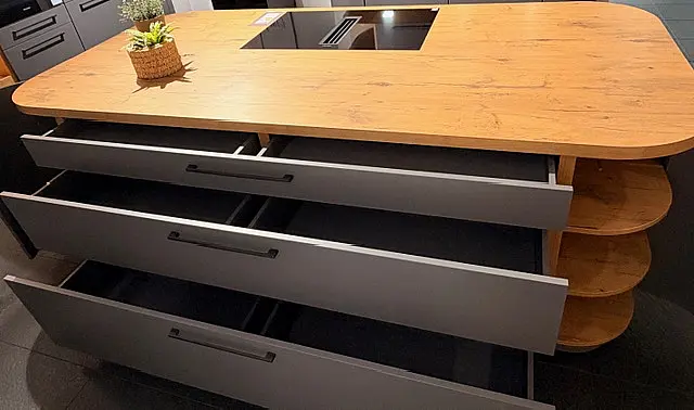 Skulpturales Küchendesign - markante Formen, edler Grauton und warme Holzdetails