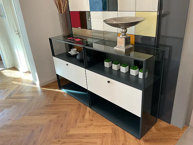 Sideboard im stylischen schwarz/weiss-Look mit ansprechenden Dekorationsmöglichkeiten