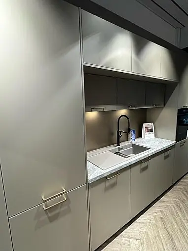 Häcker Concept 130 – edle Ausstellungsküche in Smartglas Sandgrau Metallic