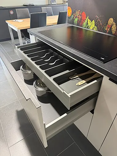 Moderne Küche mit Grifleisten