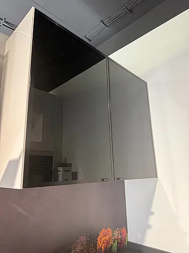 Moderne Küche mit Grifleisten