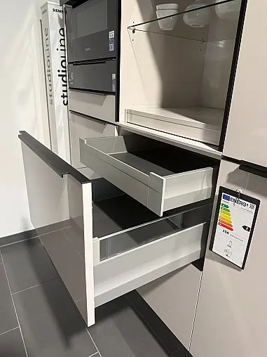 Moderne Küche mit Grifleisten