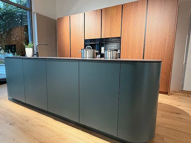 Petrol trifft Natur - ausdruckstarkes Küchendesign mit Charakter