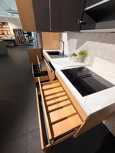 Urbaner Chic mit warmer Holzoptik und klaren Linien