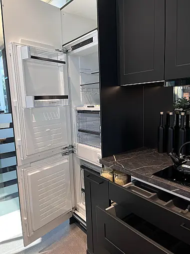 Moderne Einbauküche mit Lacklaminat-Kasettenfronten in schwarz und Kaschmir