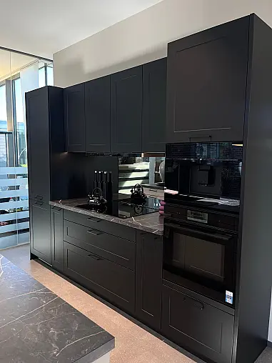 Moderne Einbauküche mit Lacklaminat-Kasettenfronten in schwarz und Kaschmir