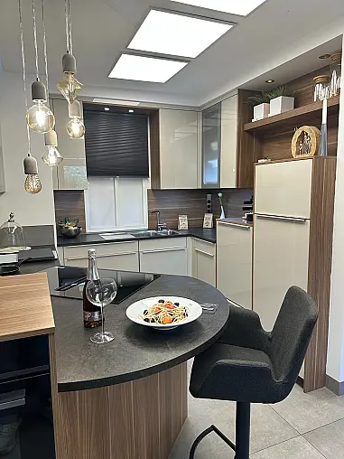 Moderne U-Küche mit halbrunder Theke