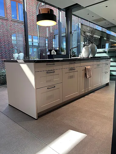 Moderne Einbauküche mit Lacklaminat-Kasettenfronten in schwarz und Kaschmir