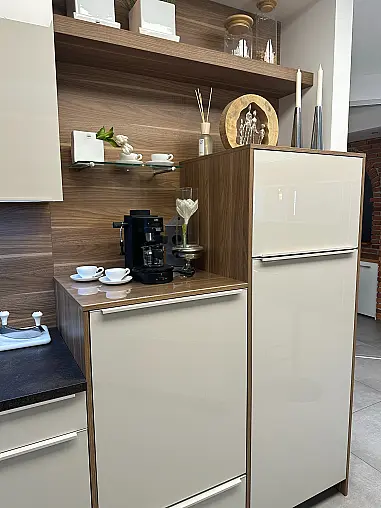 Moderne U-Küche mit halbrunder Theke