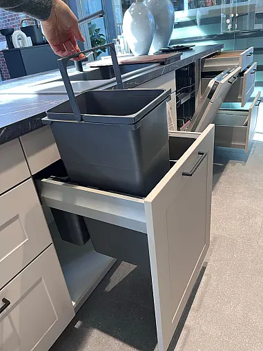 Moderne Einbauküche mit Lacklaminat-Kasettenfronten in schwarz und Kaschmir