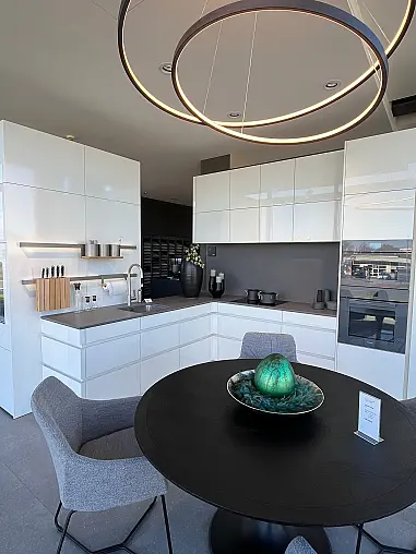 SIRIUS Hochglänzende Brilliantlackoberfläche in Farbe Firn mit einer Keramik Arbeitsplatte Pietra di Piombo silk