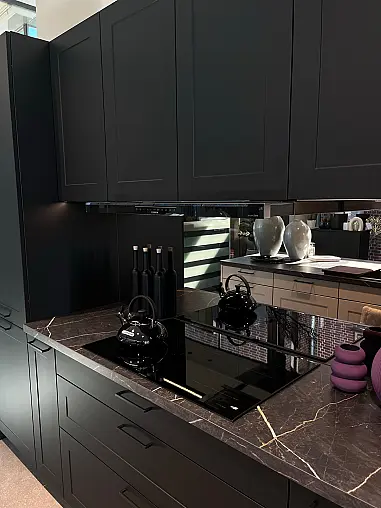 Moderne Einbauküche mit Lacklaminat-Kasettenfronten in schwarz und Kaschmir