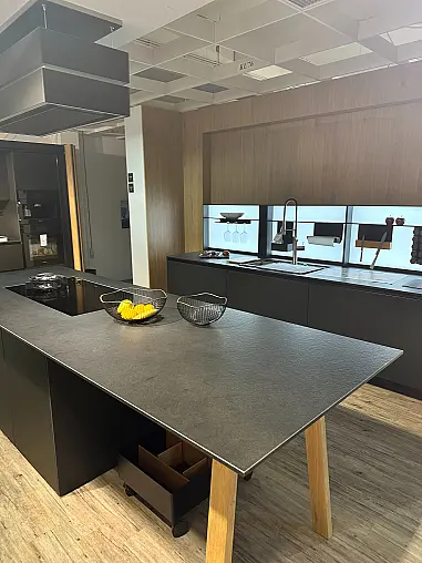 hochwertige Inselküche in Arctic Black