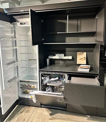 hochwertige Inselküche in Arctic Black