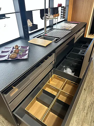hochwertige Inselküche in Arctic Black