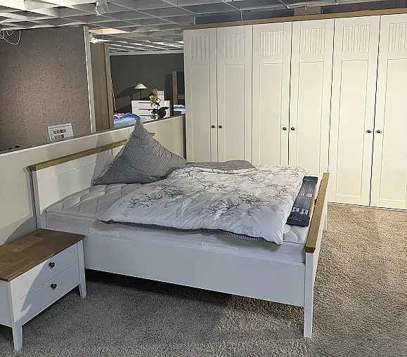 Schlafzimmer in Lack weiß und Akzent Wildeiche