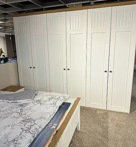 Schlafzimmer in Lack weiß und Akzent Wildeiche