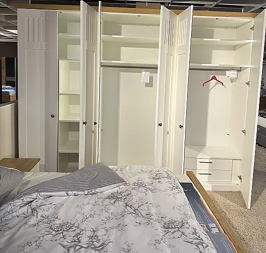Schlafzimmer in Lack weiß und Akzent Wildeiche