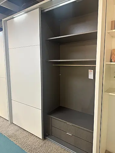 Schwebetürenschrank in Polarweiß mit Beleuchtung