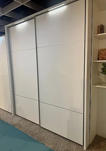 Schwebetürenschrank in Polarweiß mit Beleuchtung