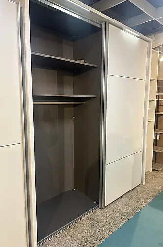 Schwebetürenschrank in Polarweiß mit Beleuchtung