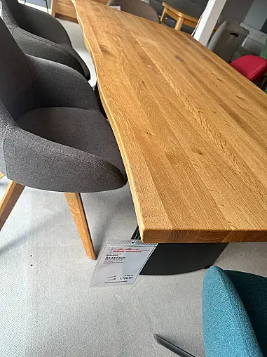 Essgruppe mit Stühlen in verschiedenen Farben