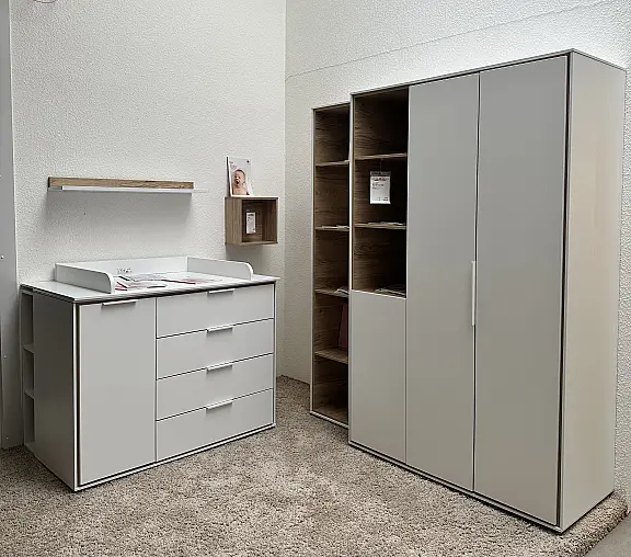 hochwertiger Kleiderschrank mit Wickelkommode in Kreideweiß und Eiche-Montana-Dekor
