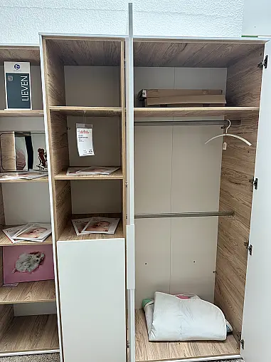 hochwertiger Kleiderschrank mit Wickelkommode in Kreideweiß und Eiche-Montana-Dekor