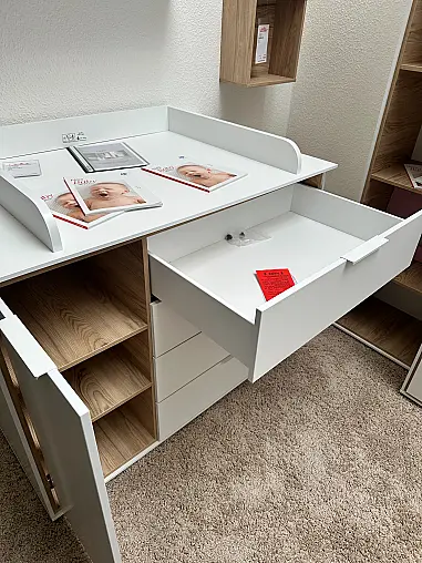 hochwertiger Kleiderschrank mit Wickelkommode in Kreideweiß und Eiche-Montana-Dekor