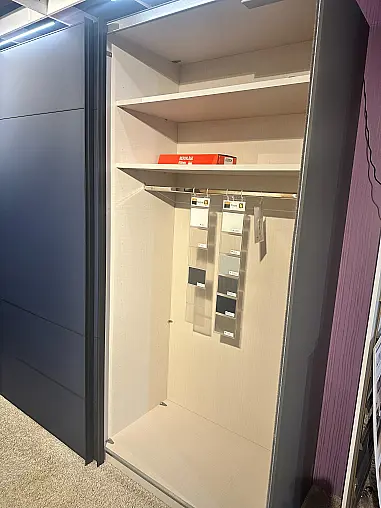 schöner Schwebetürenschrank in Blauglas Matt