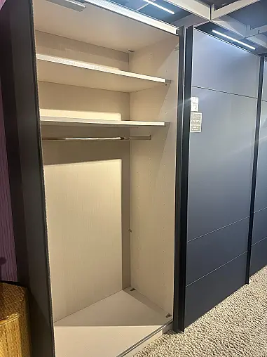 schöner Schwebetürenschrank in Blauglas Matt