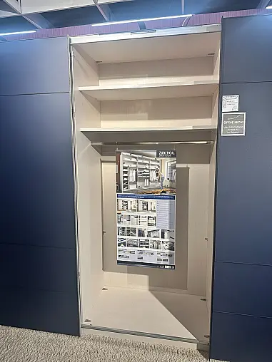 schöner Schwebetürenschrank in Blauglas Matt