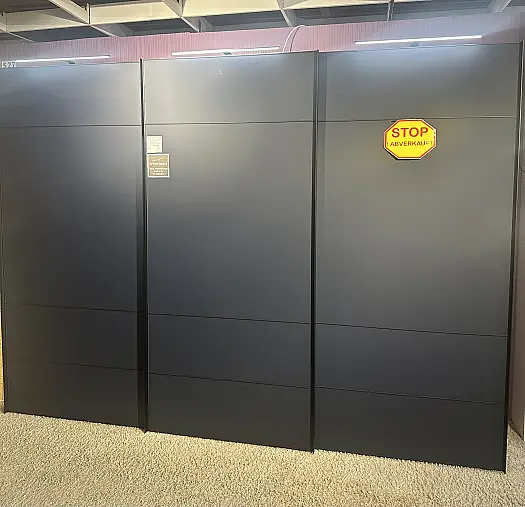 schöner Schwebetürenschrank in Blauglas Matt