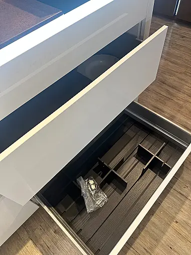 moderne U-Küche in weiß Hochglanz