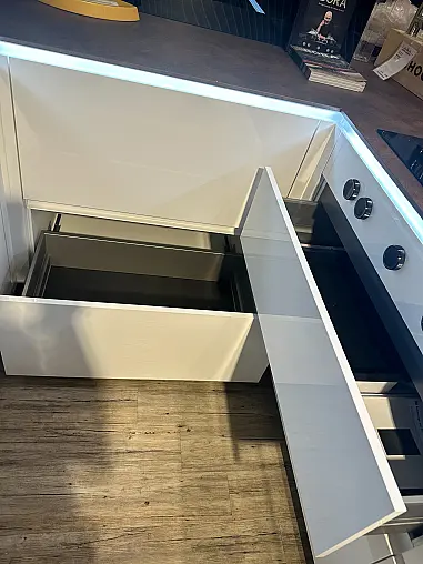 moderne U-Küche in weiß Hochglanz